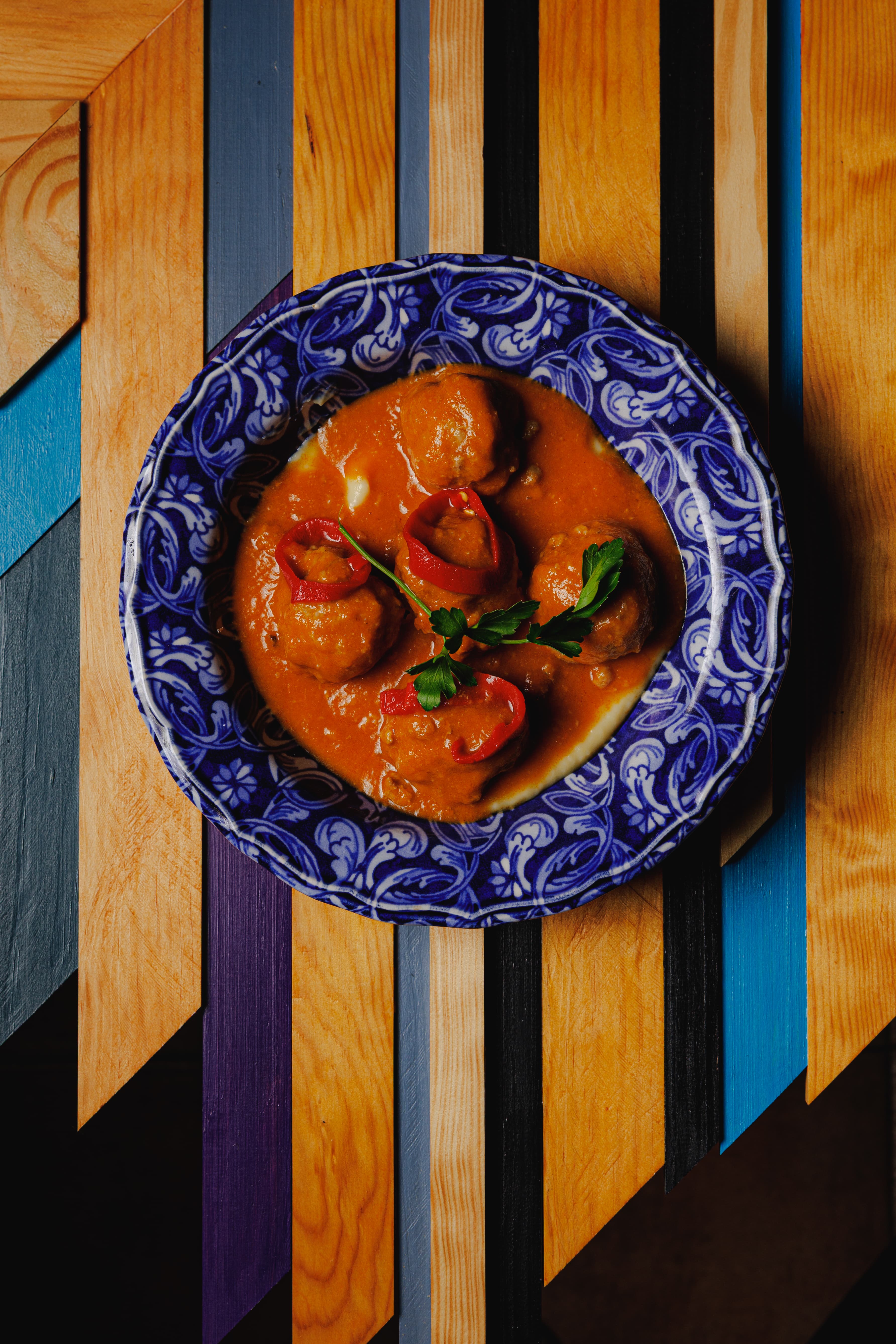 Albóndigas en salsa con puré trufado