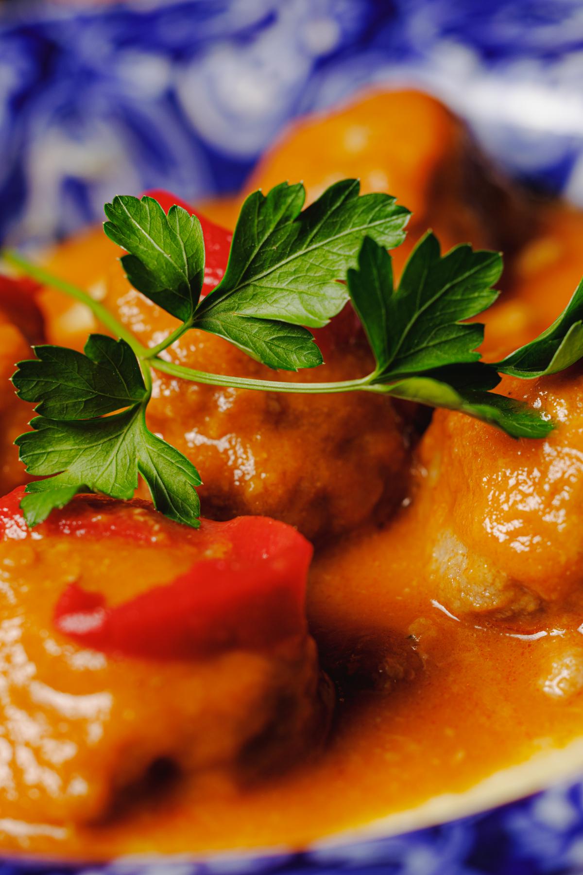 Albóndigas en salsa con puré trufado