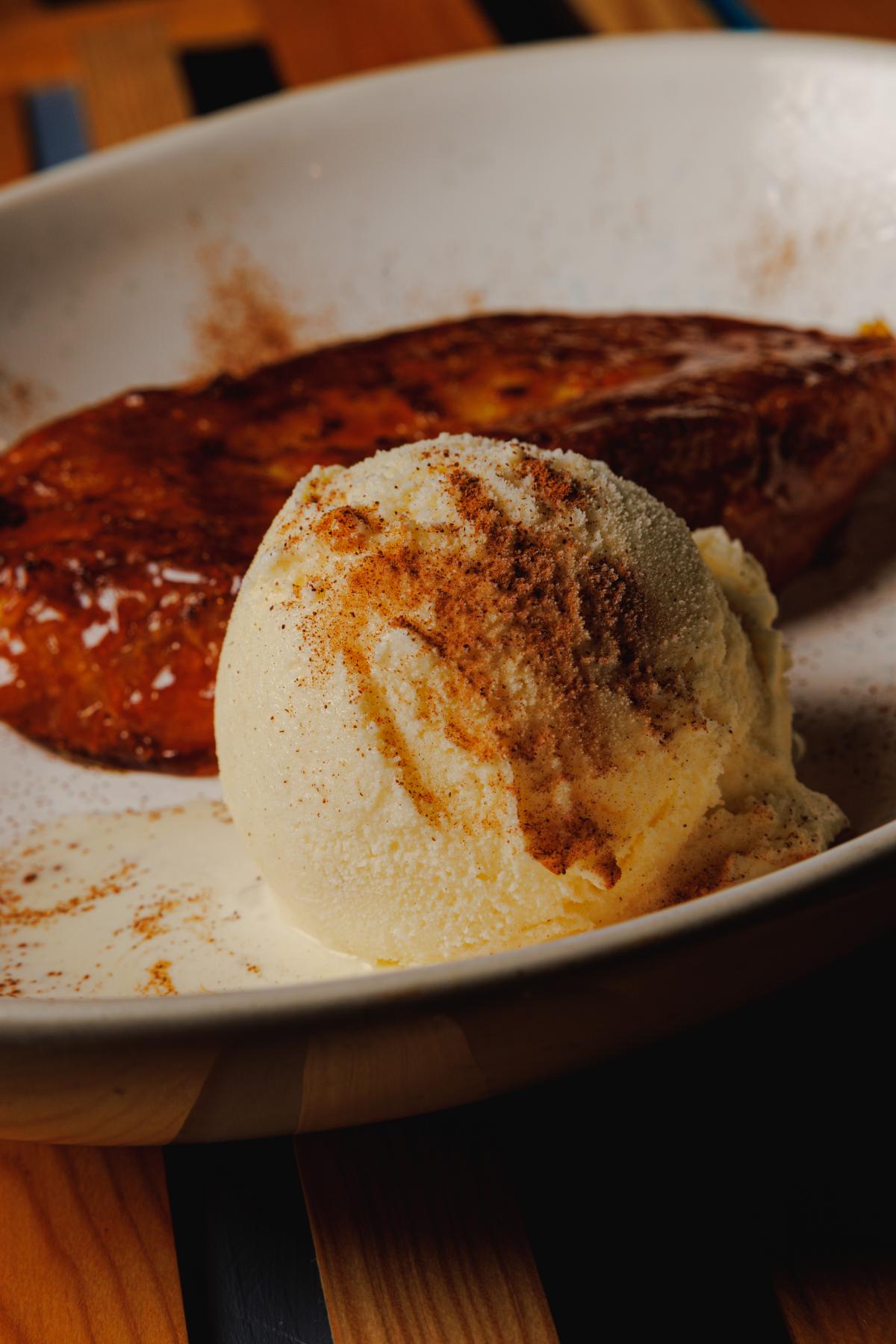 Torrija caramelizada con helado